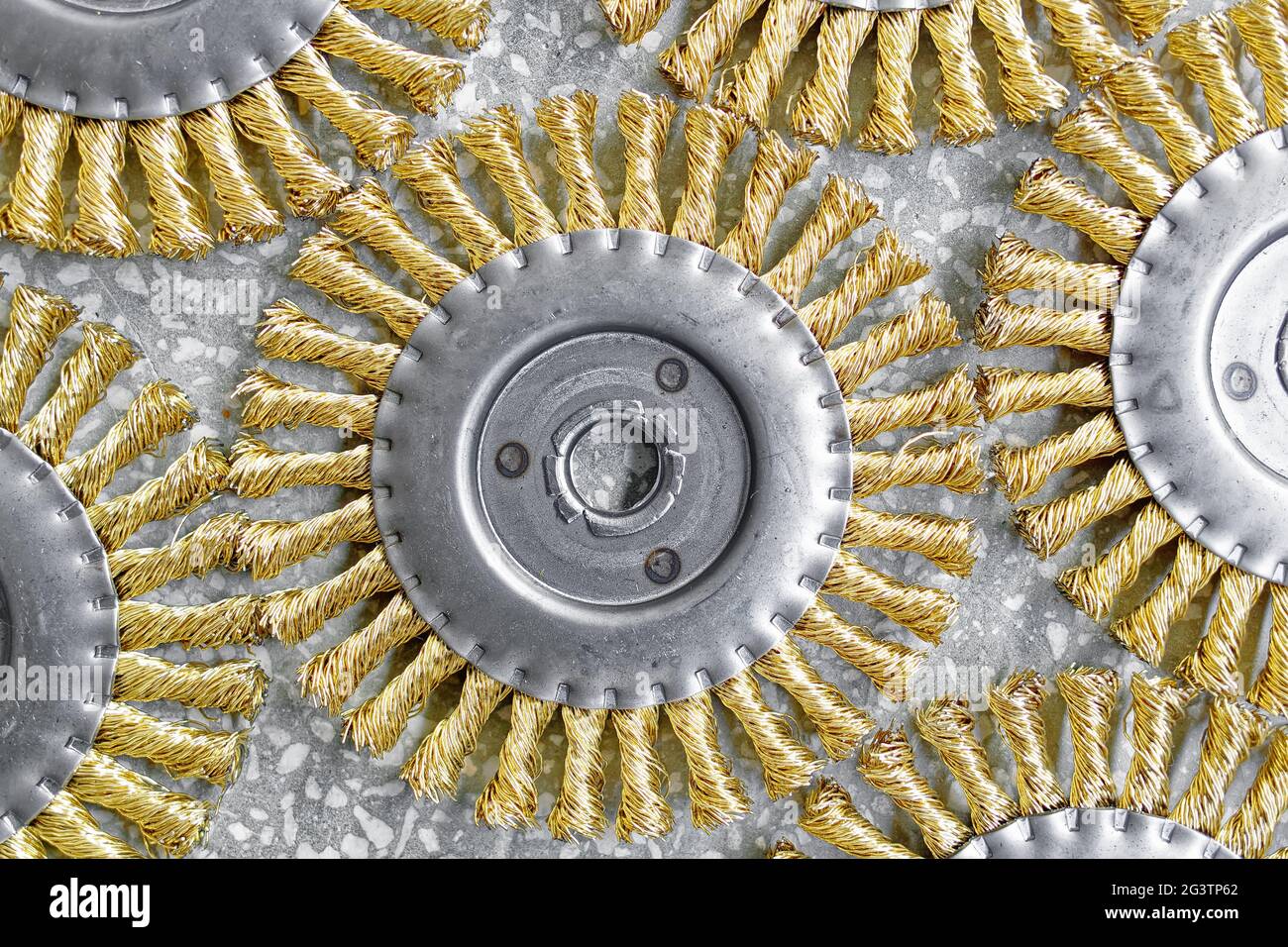 Spazzola a disco. Spazzola rotonda con pelo o setole metalliche per la lavorazione dei materiali. Foto Stock