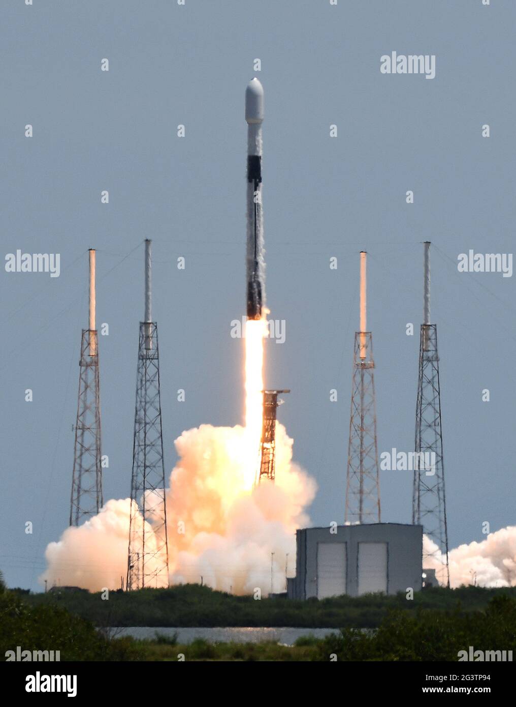 Cape Canaveral, Stati Uniti. 17 Giugno 2021. Un razzo SpaceX Falcon 9 che trasporta le forze spaziali degli Stati Uniti quinto satellite di navigazione di terza generazione per il sistema di posizionamento globale lancia dal pad 40 alla stazione spaziale Cape Canaveral. Il satellite GPS III-5 è stato costruito da Lockheed Martin. Credit: SOPA Images Limited/Alamy Live News Foto Stock