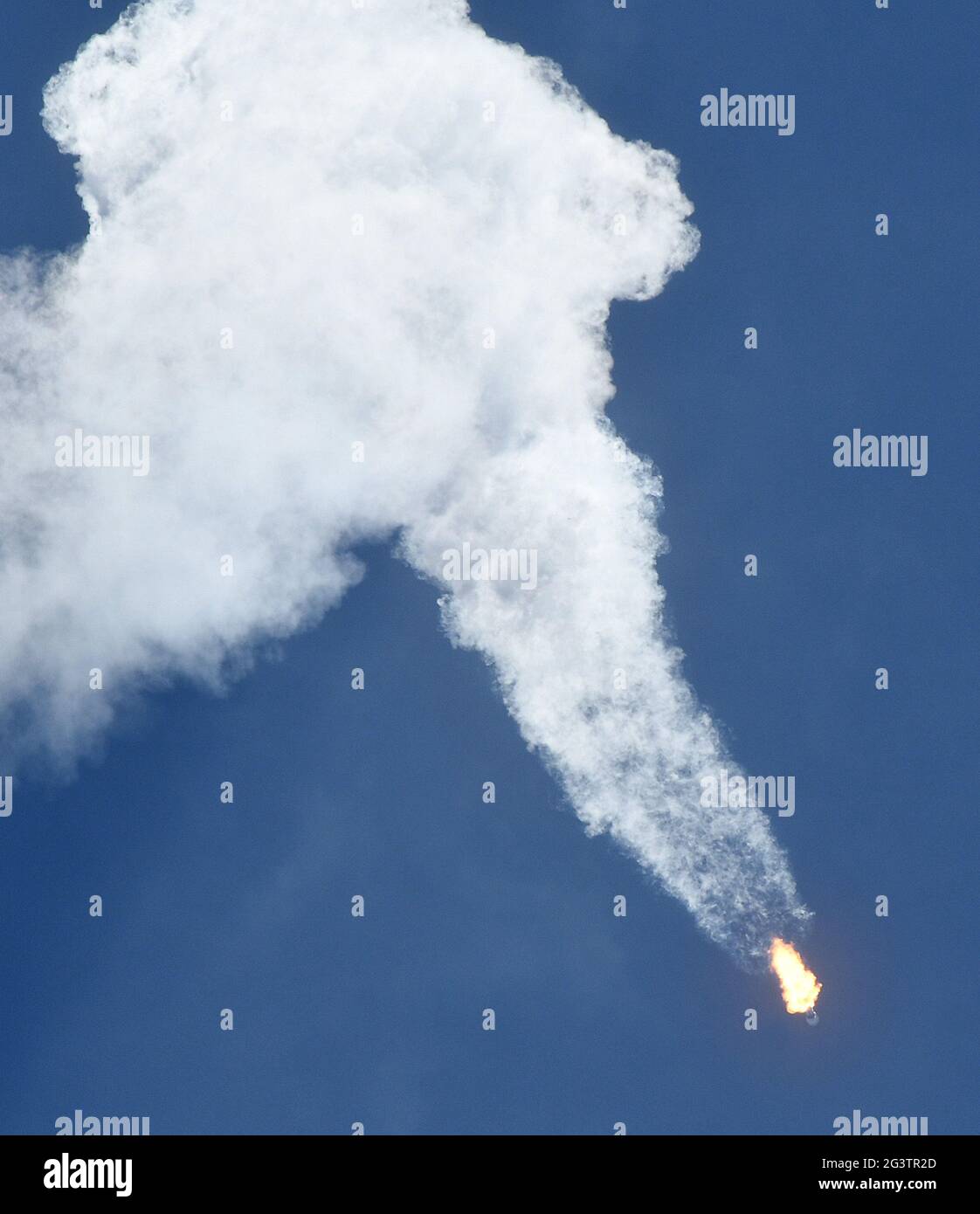 Cape Canaveral, Stati Uniti. 17 Giugno 2021. Un razzo SpaceX Falcon 9 che trasporta le forze spaziali degli Stati Uniti quinto satellite di navigazione di terza generazione per il Global Positioning System lascia un sentiero dopo il lancio dal pad 40 a Cape Canaveral Space Force Station. Il satellite GPS III-5 è stato costruito da Lockheed Martin. (Foto di Paul Hennessy/SOPA Images/Sipa USA) Credit: Sipa USA/Alamy Live News Foto Stock