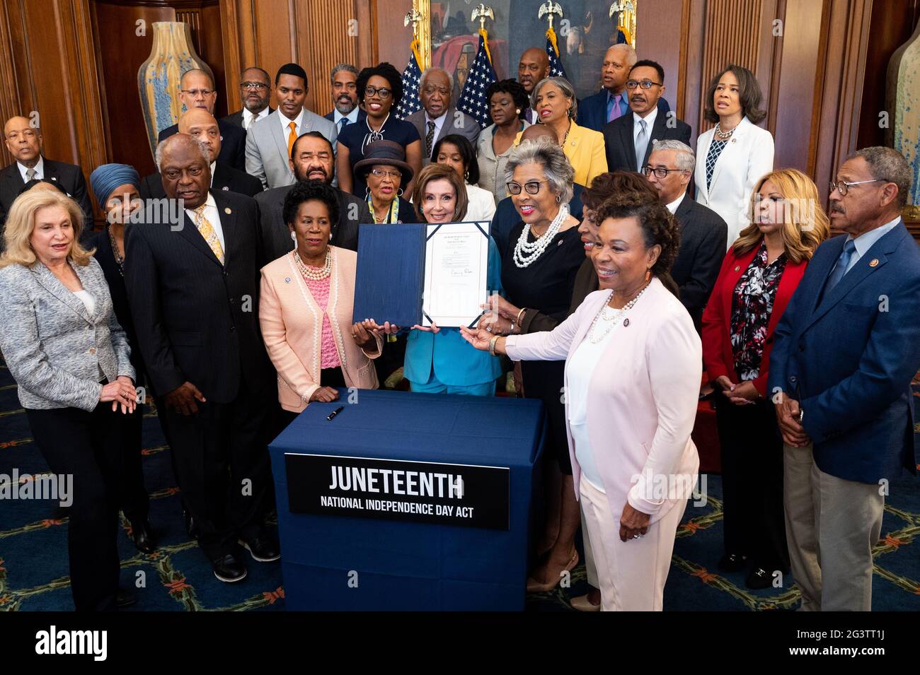 Washington, Stati Uniti. 17 Giugno 2021. Il portavoce della casa Nancy Pelosi (D-CA) ha visto mostrare il disegno di legge firmato al disegno di legge per l'iscrizione al Juneteicentesimo National Independence Day Act. Credit: SOPA Images Limited/Alamy Live News Foto Stock