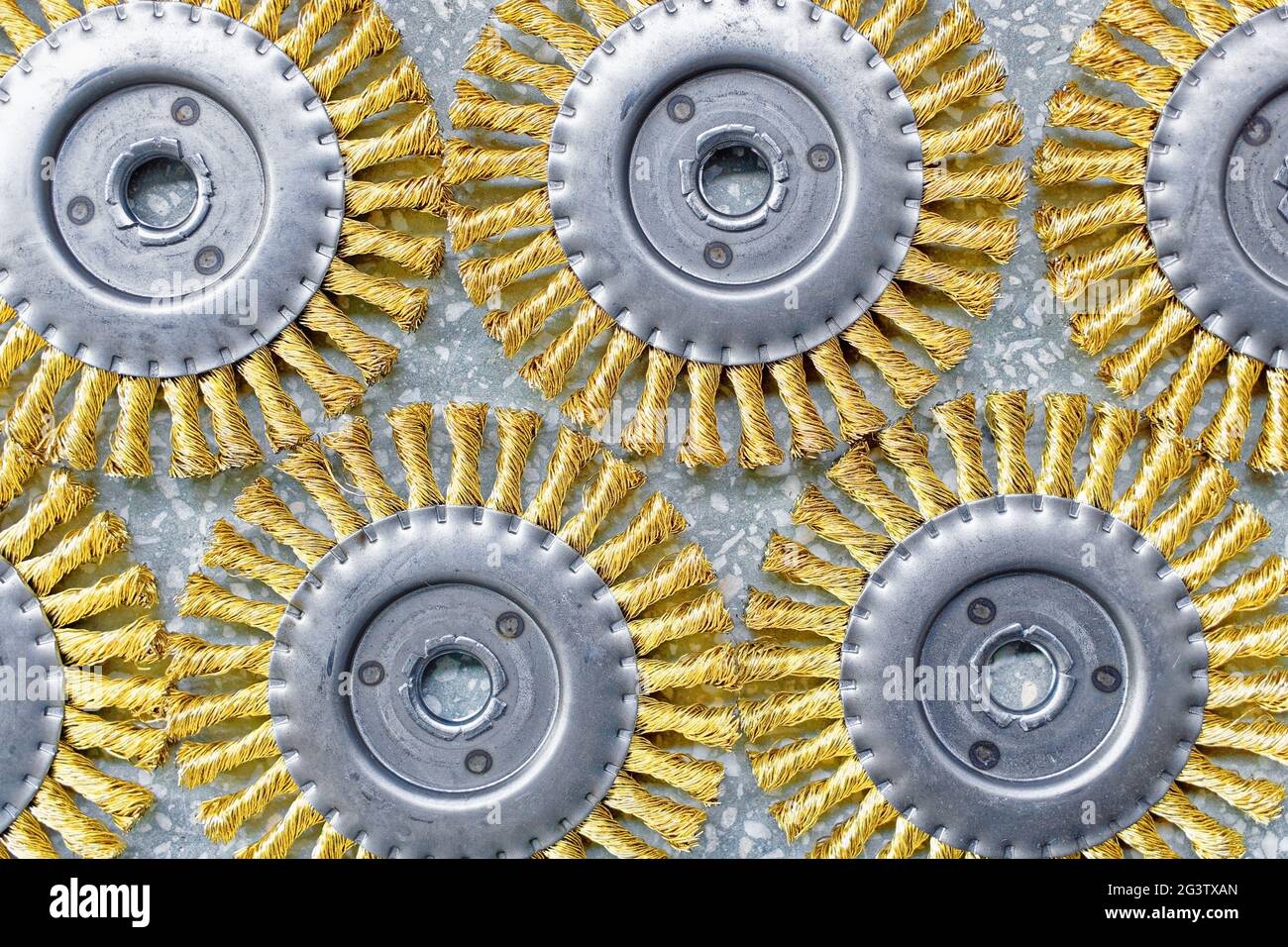 Spazzola a disco. Spazzola rotonda con pelo o setole metalliche per la lavorazione dei materiali. Foto Stock