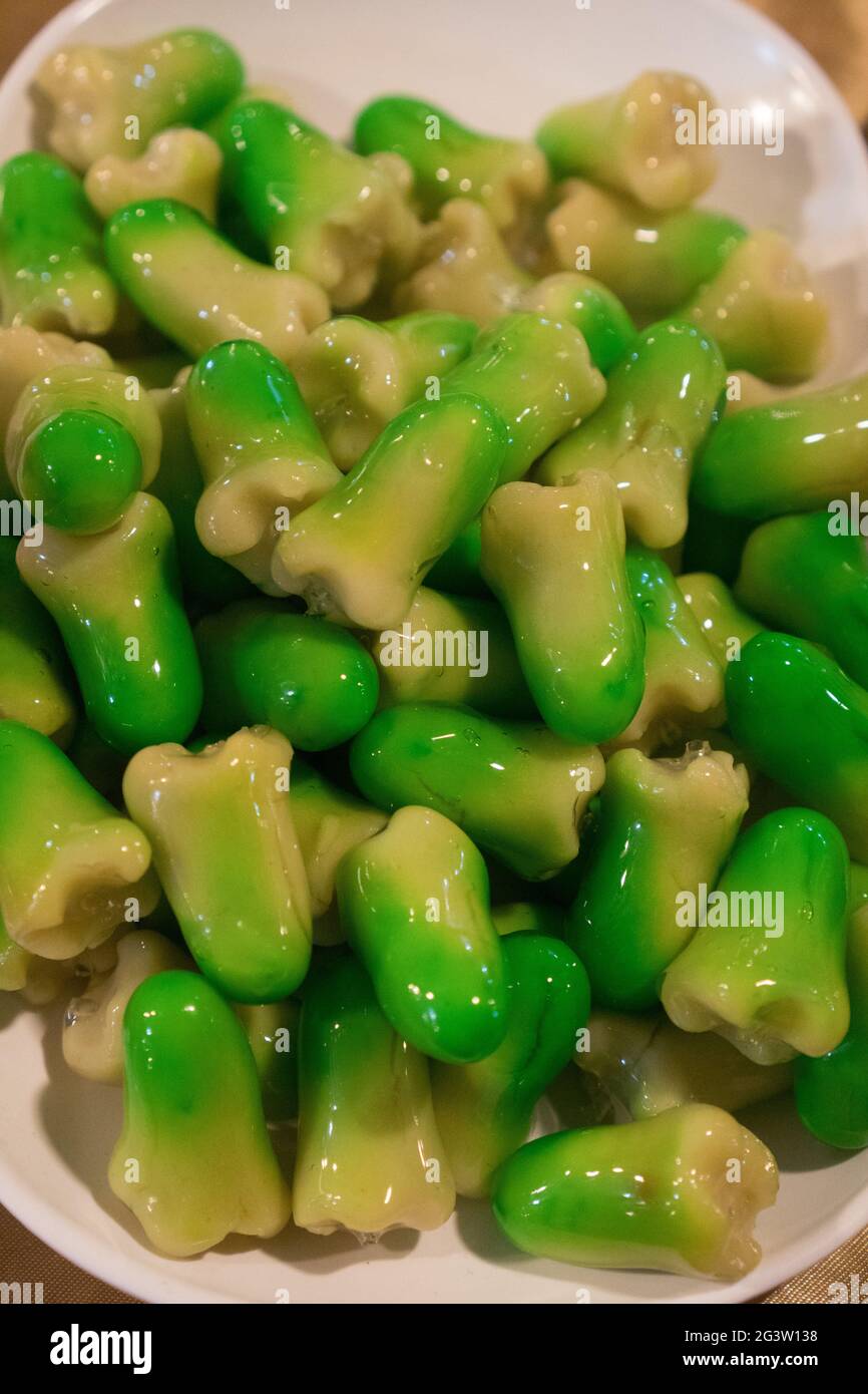 Tradizionale tailandese dolce imitazione frutta, fatto da fagioli mescolati con zucchero e cocco coperto di gelatina di vetro Foto Stock