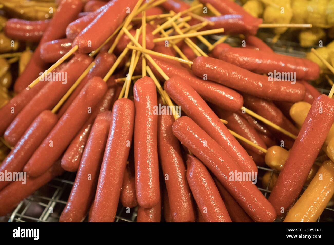 Salsicce tailandesi sul bastone Foto Stock