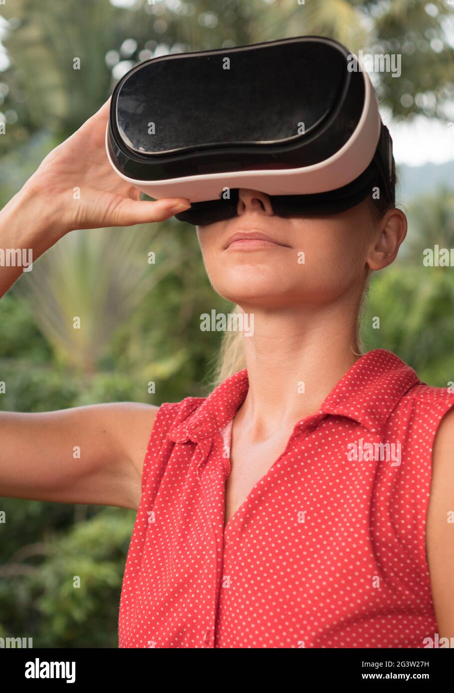 La donna usa gli occhiali di realtà virtuale all'aperto Foto Stock