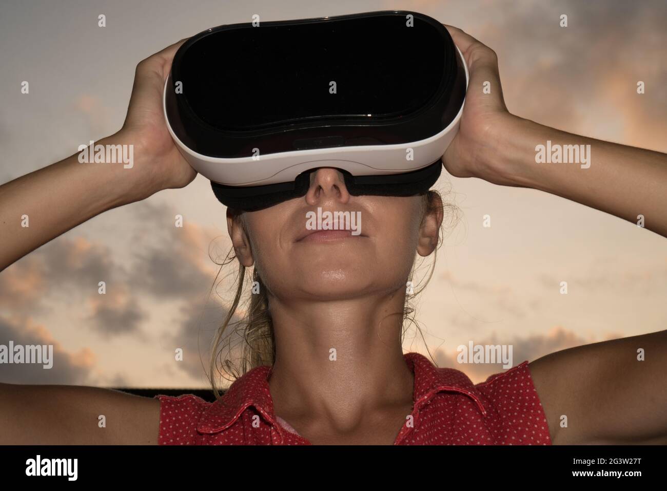La donna usa gli occhiali di realtà virtuale all'aperto Foto Stock