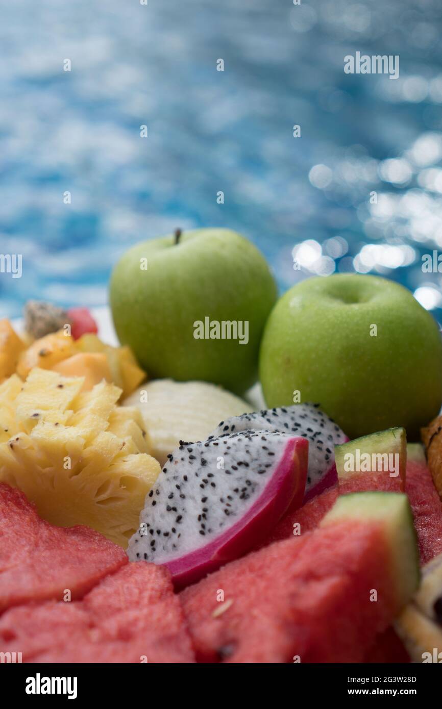 Piatto di frutta presso la piscina dell'hotel Foto Stock