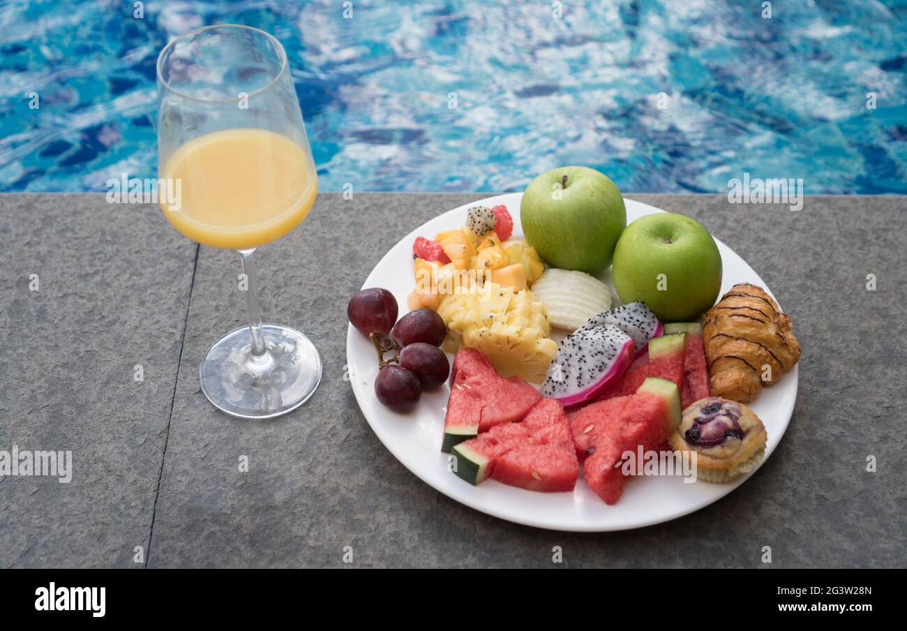 Piatto di frutta presso la piscina dell'hotel Foto Stock
