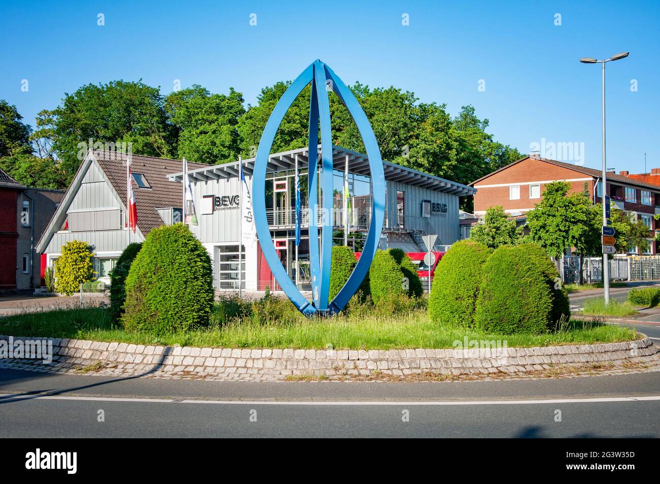 BUNDE, GERMANIA. 12 GIUGNO 2021. Splendida vista sulla piccola città tedesca. Sede BEVG Bauelemente. Installazione metalica prima dell'edificio sulla piazza. Foto Stock