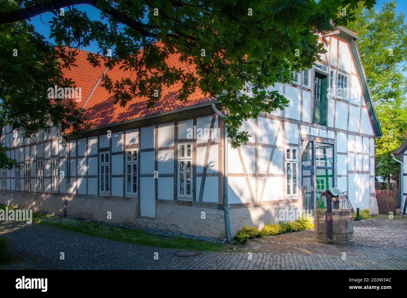 BUNDE, GERMANIA. 12 GIUGNO 2021. Splendida vista della piccola città tedesca con architettura tipica. Stile Fachwerk, parete prussiana. Foto Stock