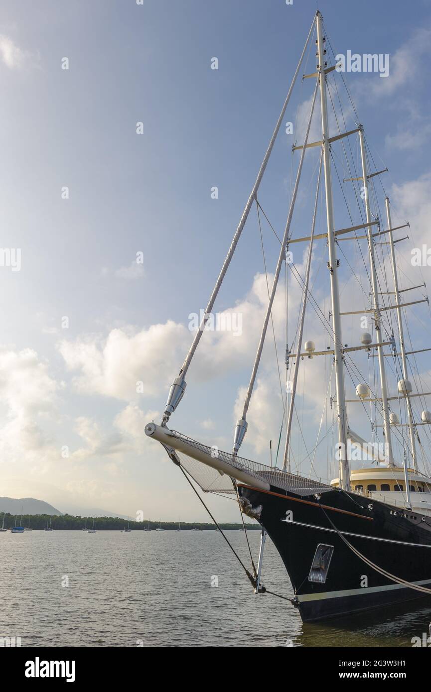 L'arco di una moderna nave a vela ormeggiato con testa figurata nel porto di Trinity Inlet a Cairns, Queensland, Australia. Foto Stock