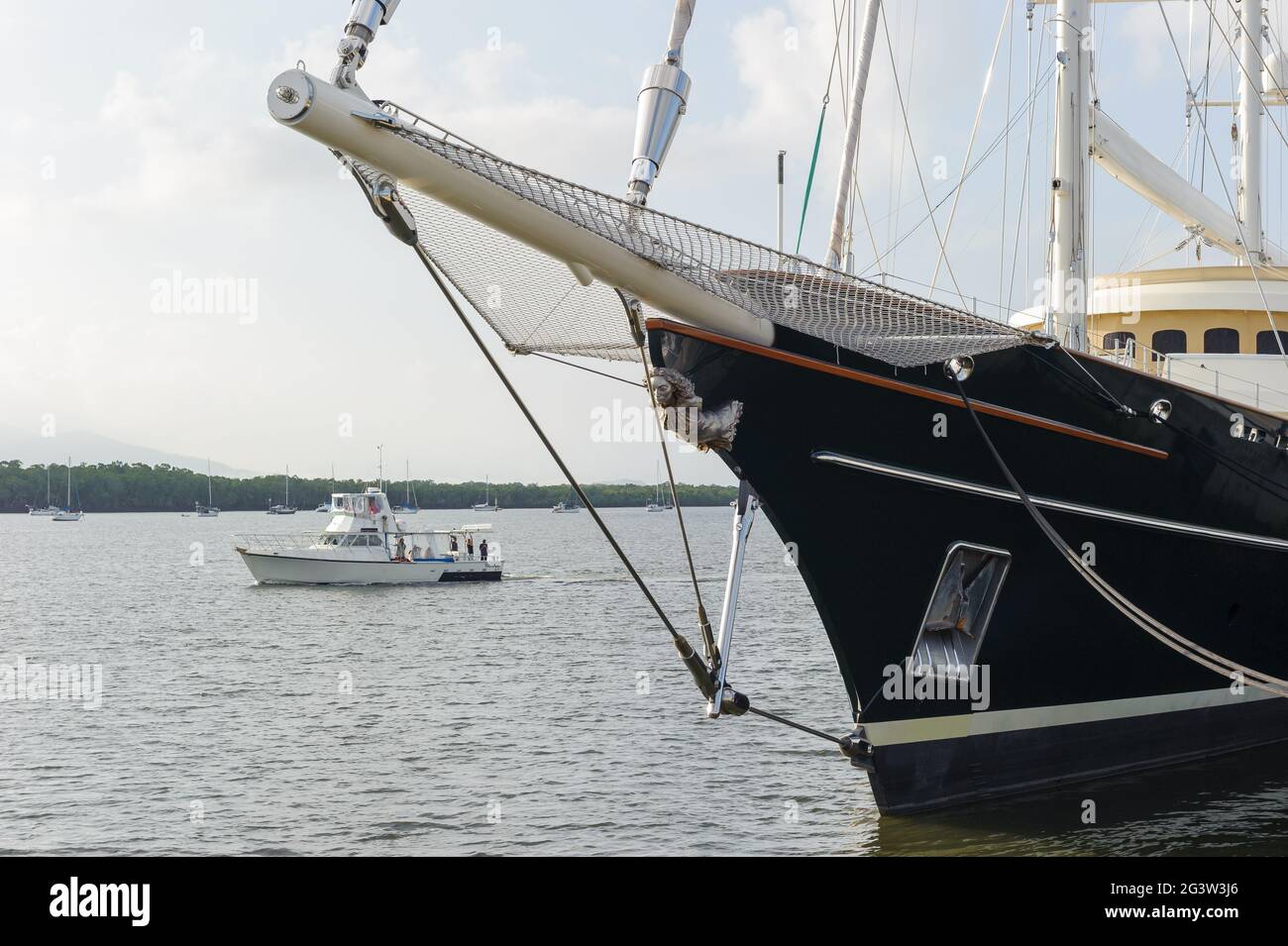 L'arco di una moderna nave a vela ormeggiato con testa figurata nel porto di Trinity Inlet a Cairns, Queensland, Australia. Foto Stock L'arco di una moderna nave a vela ormeggiato con testa figurata nel porto di Trinity Inlet a Cairns, Queensland, Australia. Foto Stock