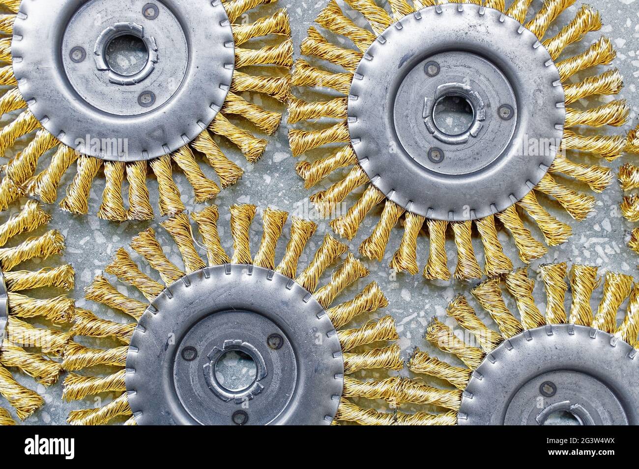 Spazzola a disco. Spazzola rotonda con pelo o setole metalliche per la lavorazione dei materiali. Foto Stock