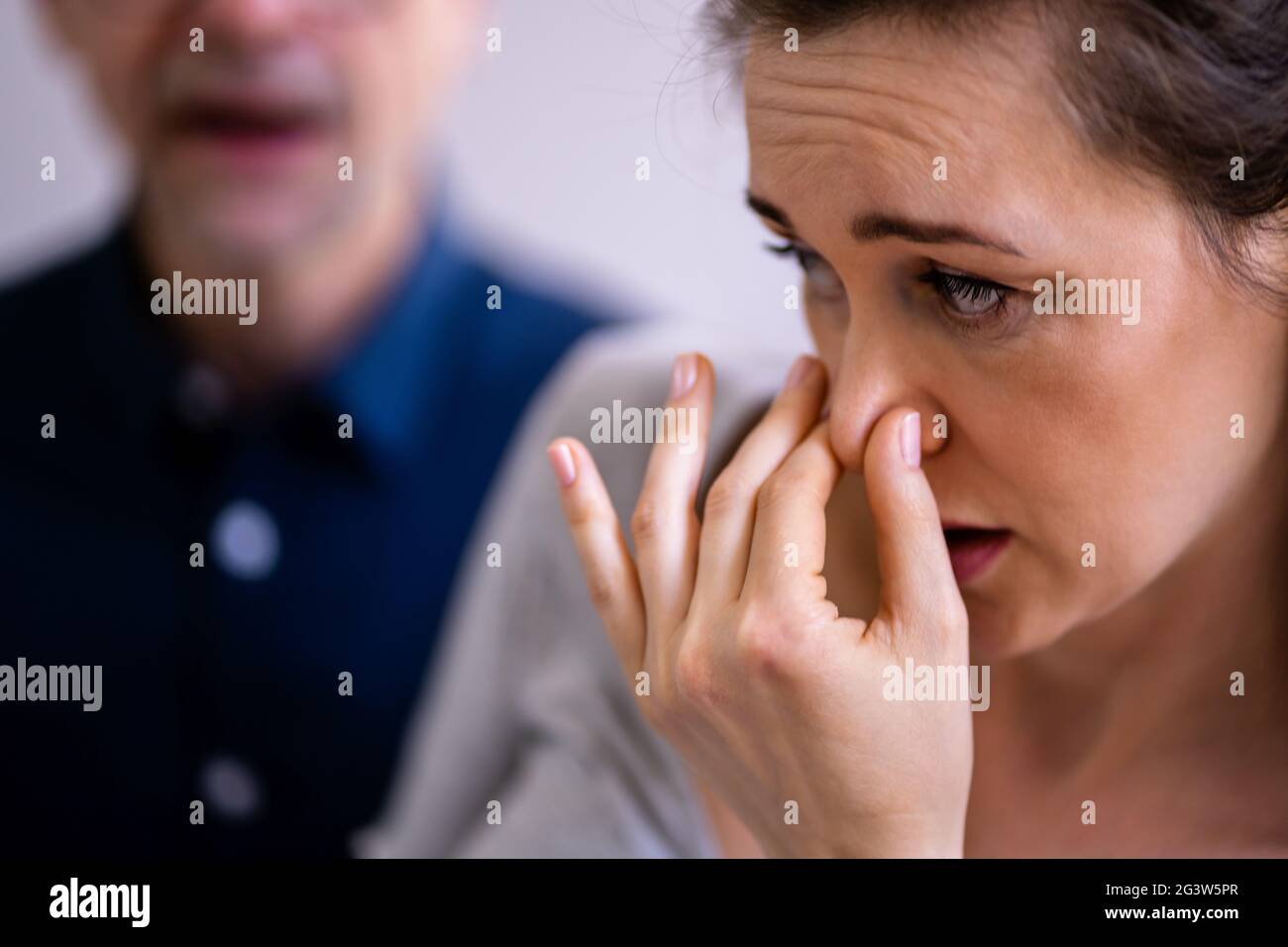 Uomo cattivo respiro e odore Foto Stock
