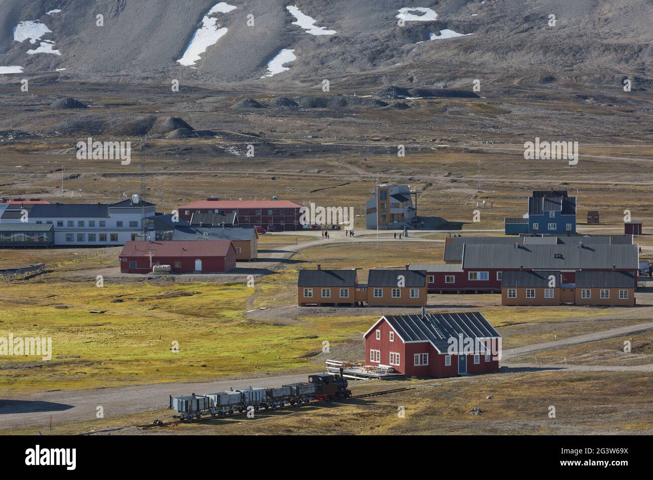 La piccola città di NY Alesund a Svalbard, un arcipelago norvegese tra la  Norvegia e il Polo Nord Foto stock - Alamy