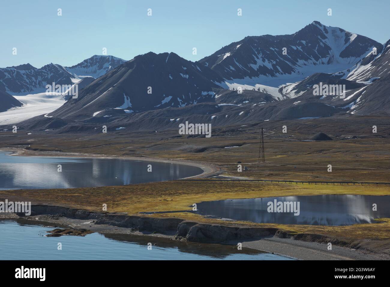 Montagne, ghiacciai e paesaggio costiero vicino a un villaggio chiamato NY-Ã…lesund a 79 gradi Foto Stock