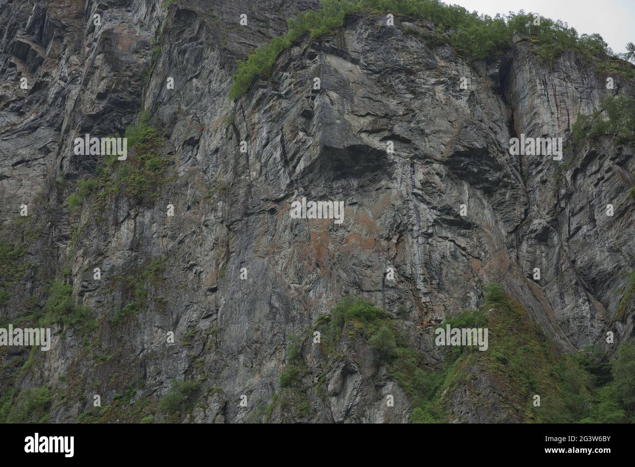 Troll faccia su una scogliera del Geirangerfjord, More og Romsdal, Norvegia Foto Stock