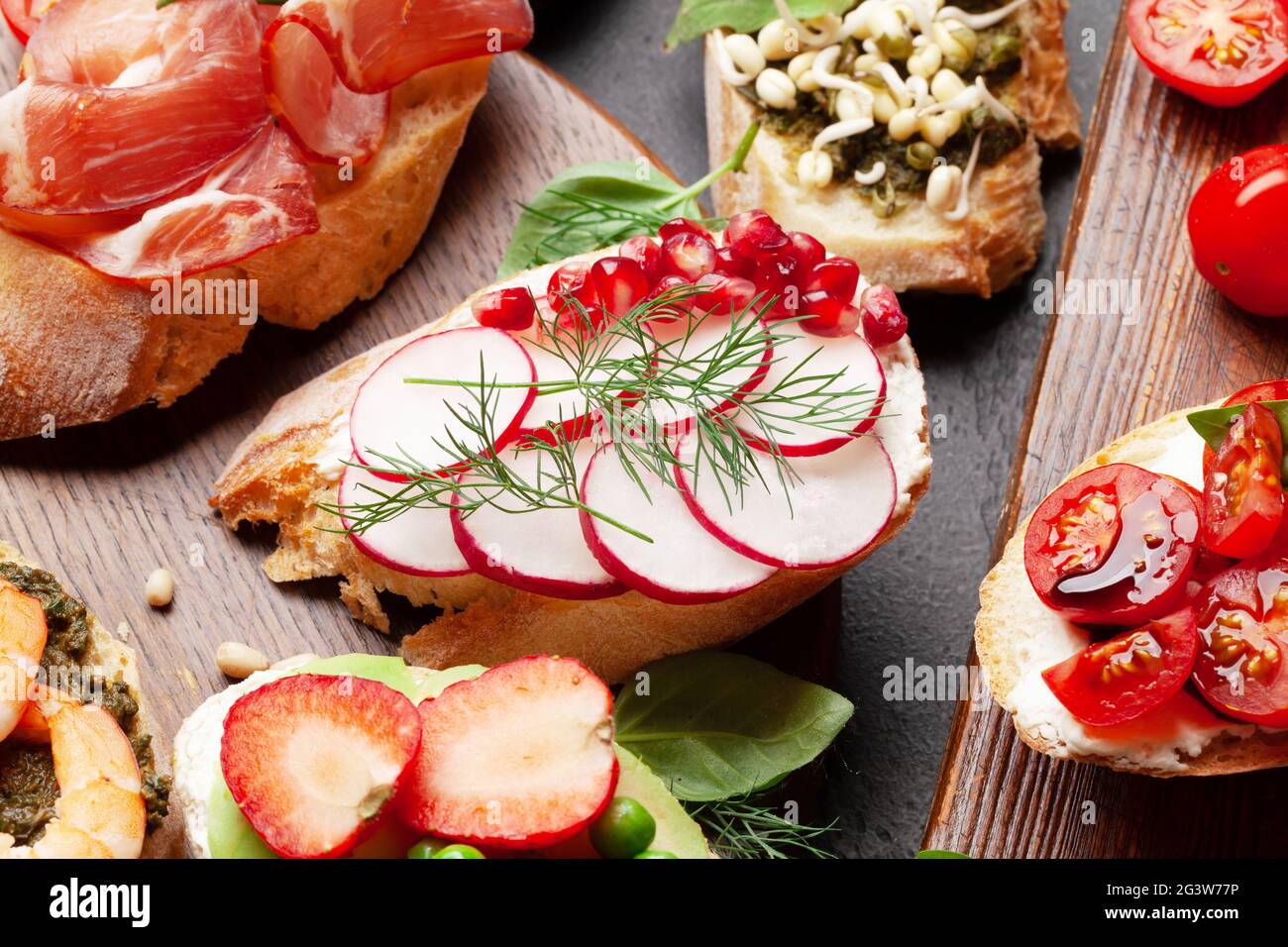 Antipasti a bordo con tapas spagnole tradizionali. Antipasti italiani bruschetta spuntini Foto Stock