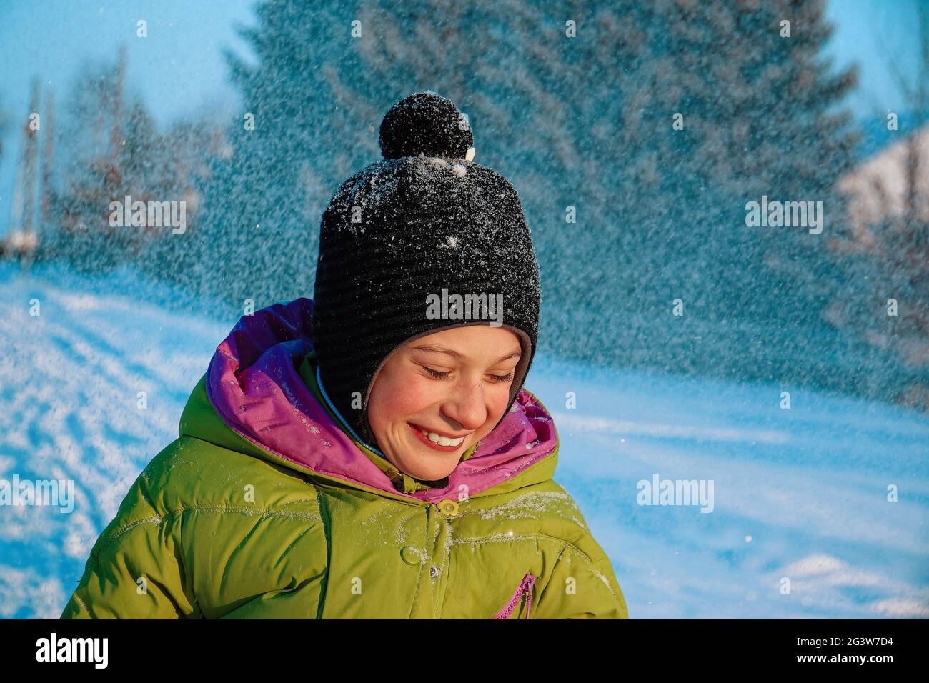 Un bambino felice senza una maschera ride e si rallegra in una passeggiata in inverno. Ritratto di un ragazzo in un giorno invernale soleggiato. Foto Stock