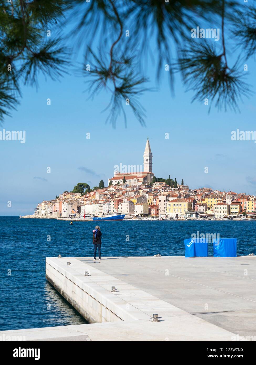 Rovigno città vecchia con molo e donna che fotografa la città Foto Stock