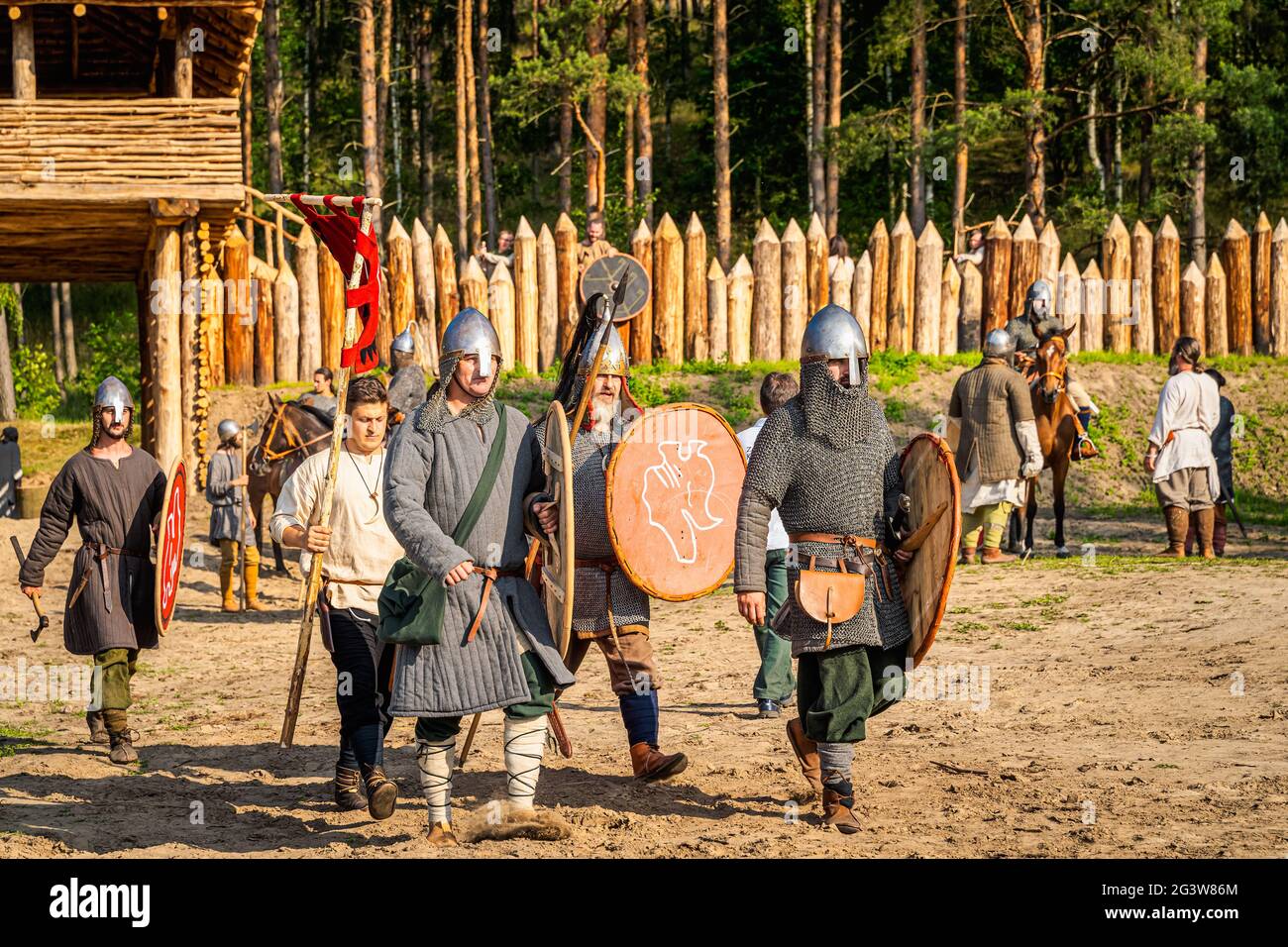 Rievocazione storica della Battaglia di Cedynia, gruppo di soldati a piede stanno scouting area Foto Stock