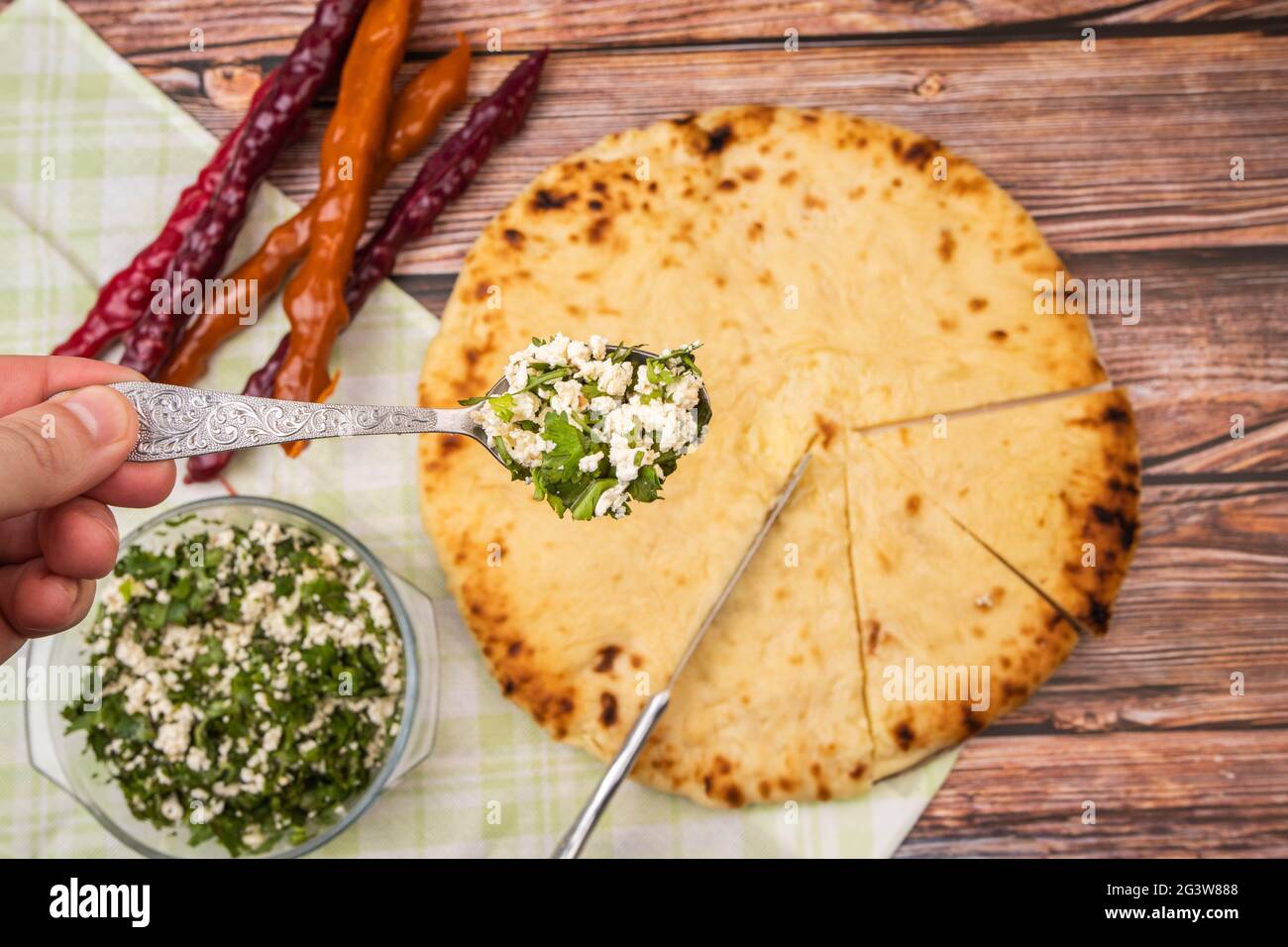 Torta Ossetian, formaggio di cottage con erbe Closeup cibo nazionale Foto Stock