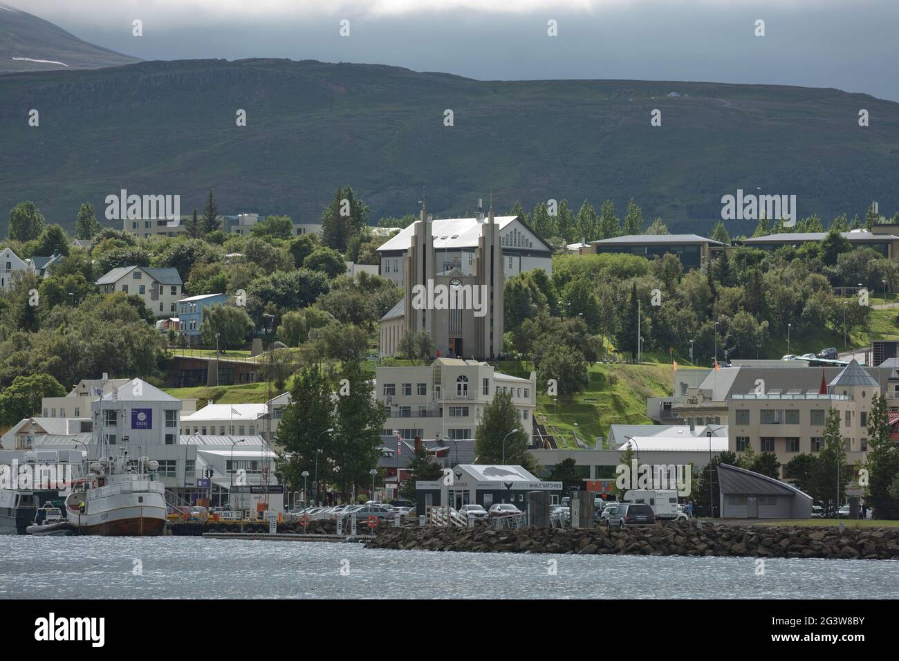 Vista sul centro della città e sulla chiesa di Akureyrarkirkja ad Akureyri in Islanda Foto Stock