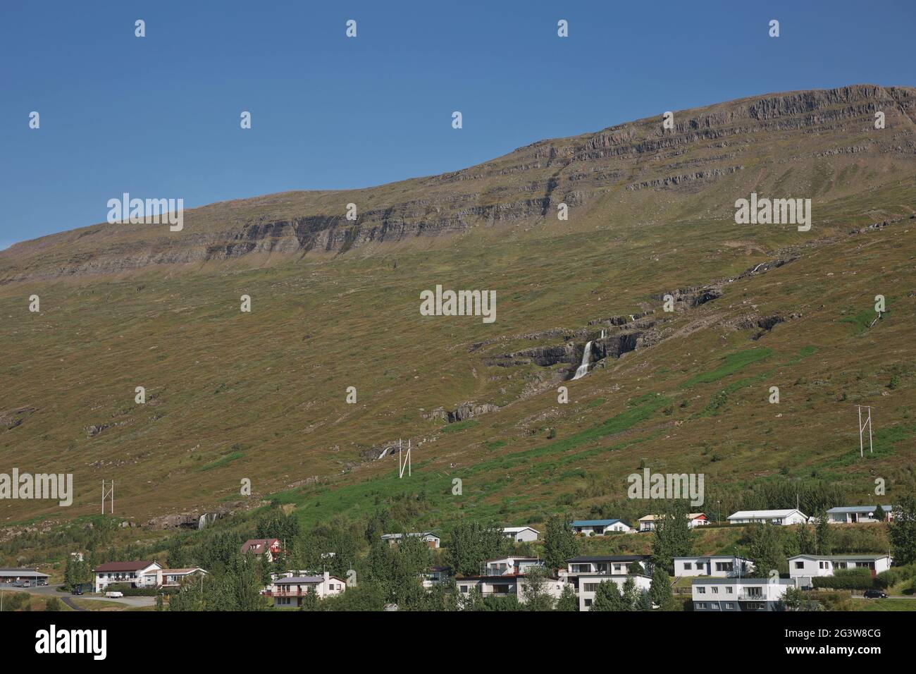 Piccola città di Eskifjodur situata nell'Islanda orientale è circondata da splendidi paesaggi Foto Stock