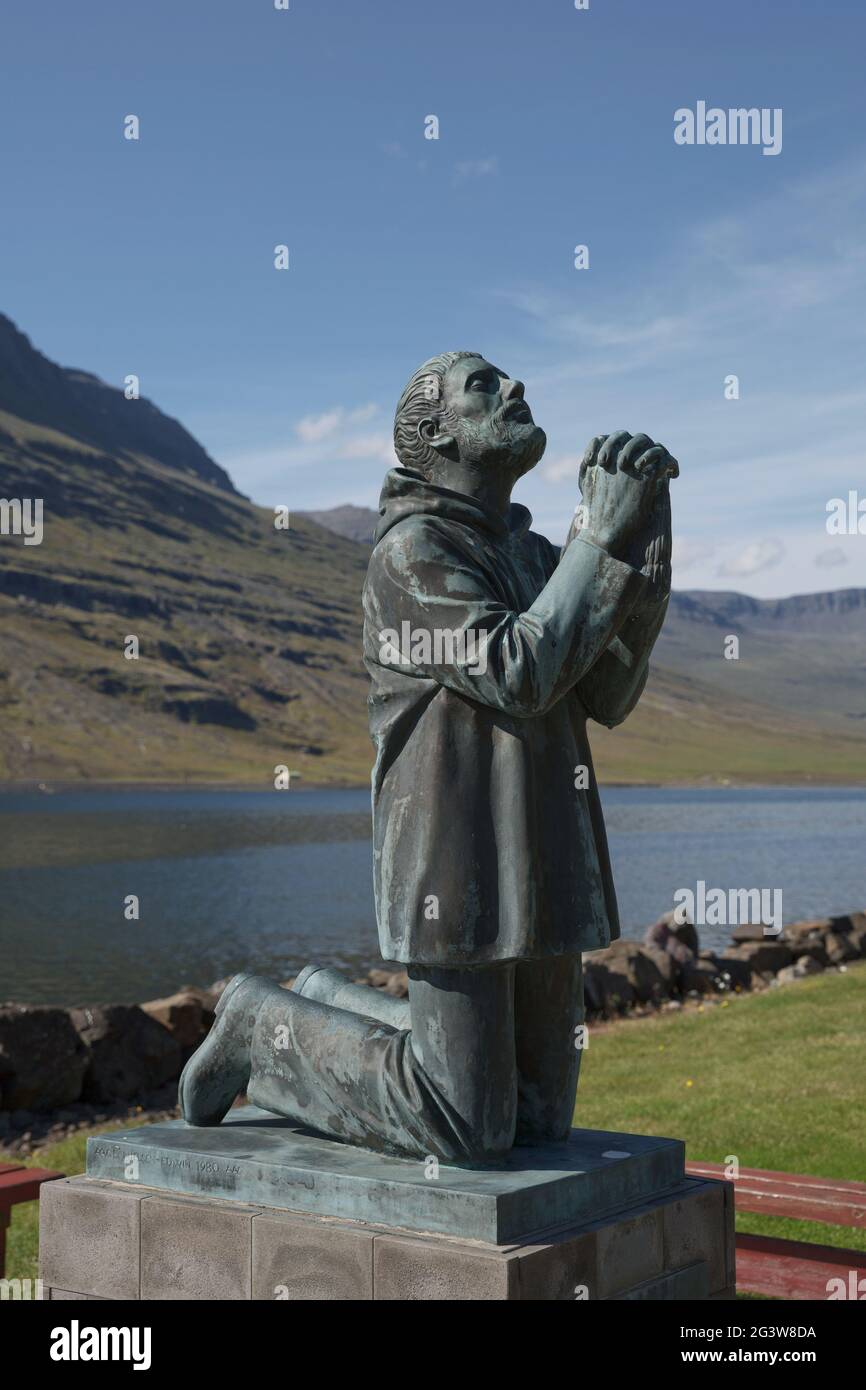 Una statua iconica a Eskifjodur, la statua dedicata alle vittime del mare nell'Islanda orientale Foto Stock