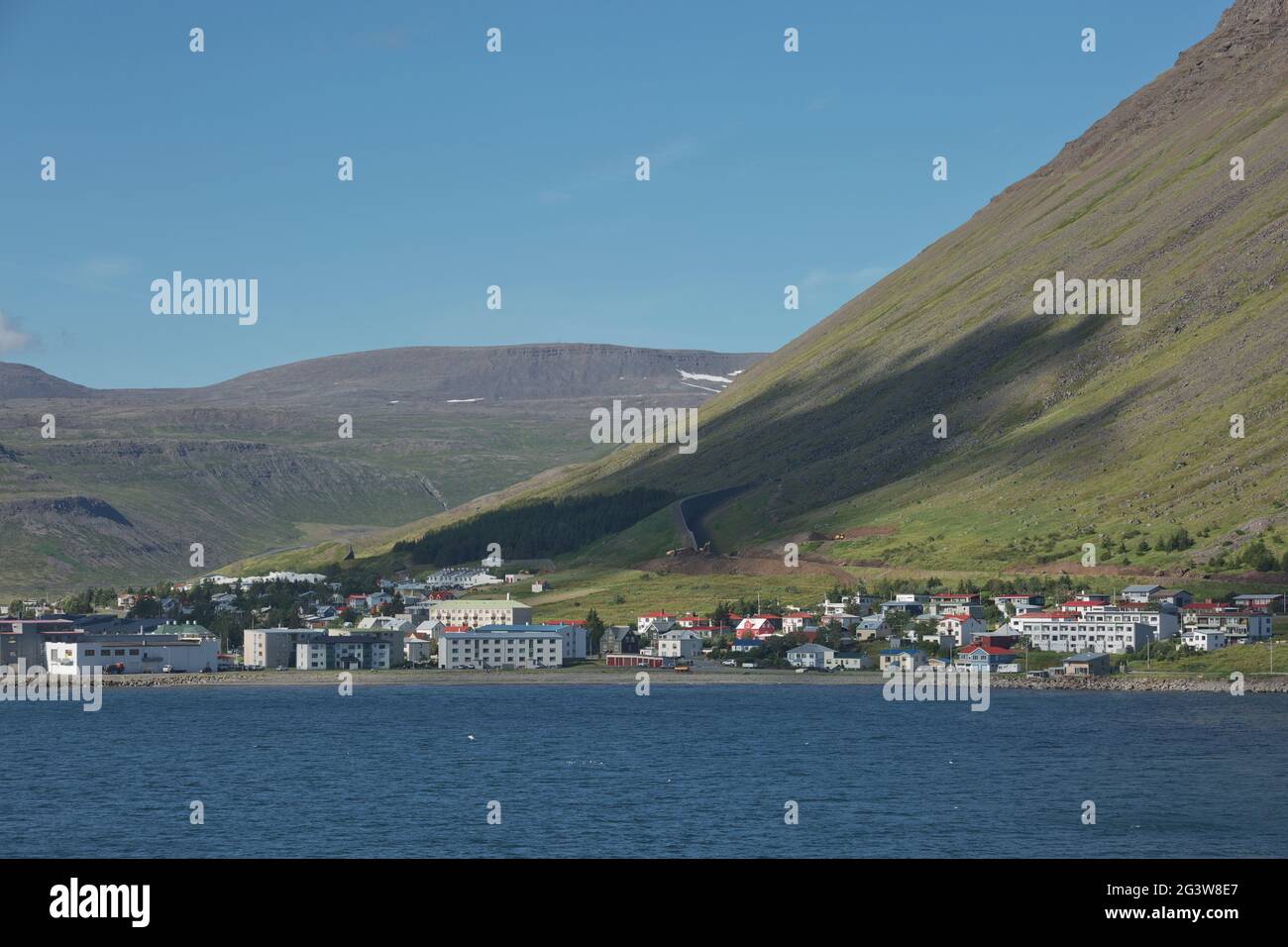 Splendida vista e paesaggio del fiordo islandese che circonda il villaggio di Isafjordur in Islanda Foto Stock