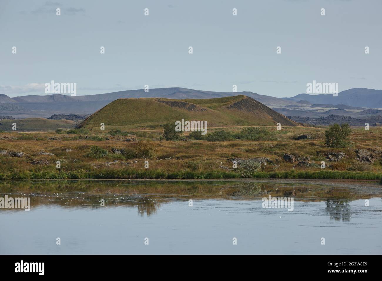 Bella e rara area di pseudo crateri, aka vulcani vicino Skutustadir e lago Myvatn in Islanda Foto Stock