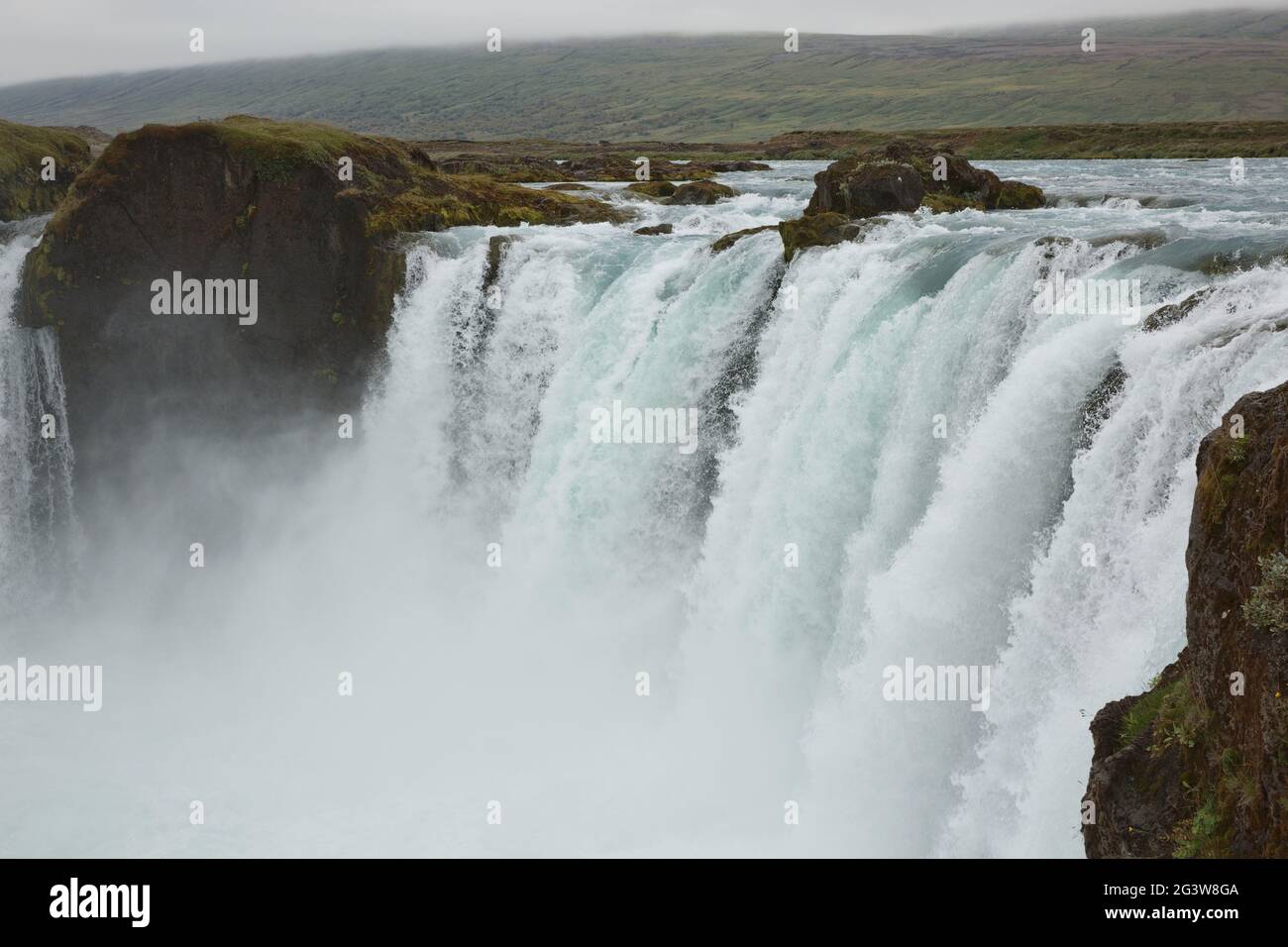 La Godafoss (islandese: Cascata degli dei) è una famosa cascata in Islanda. Foto Stock