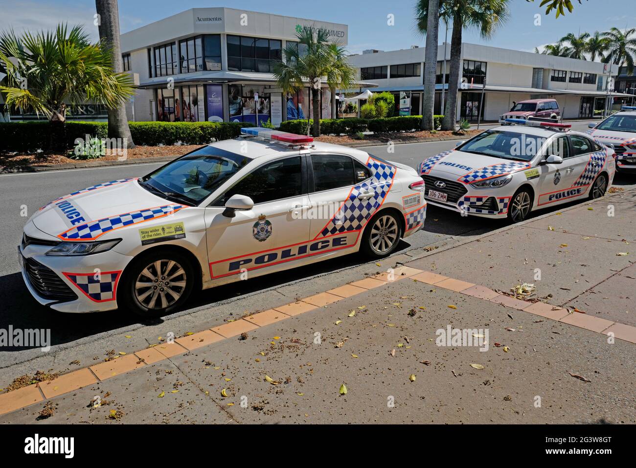 le auto della polizia del queensland fuori dalla stazione di polizia di Mackay Foto Stock