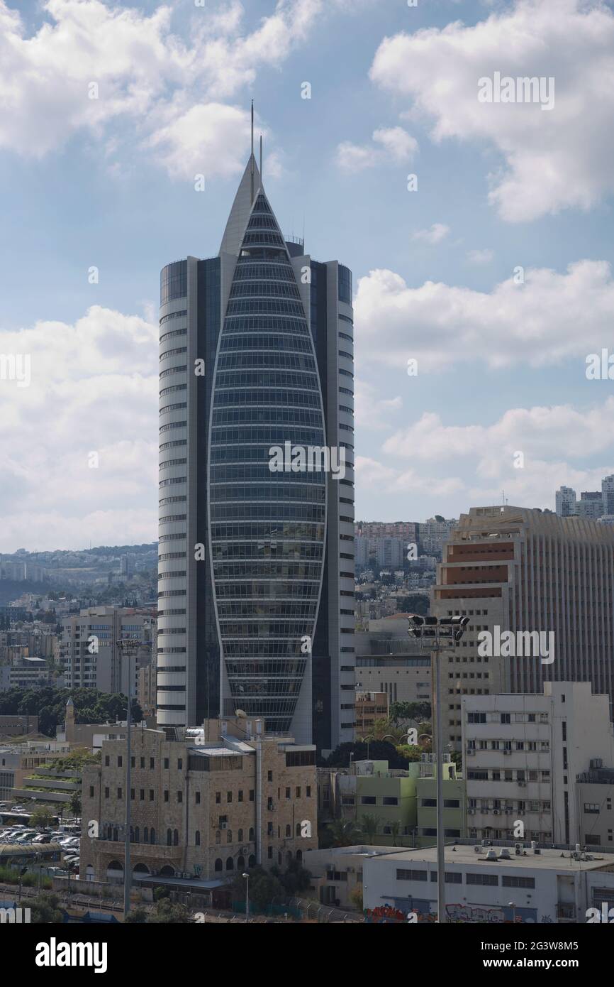 Sail Tower ufficialmente District Government Center l'edificio B è un grattacielo e un edificio governativo ad Haifa Israele. La sua parte di Foto Stock