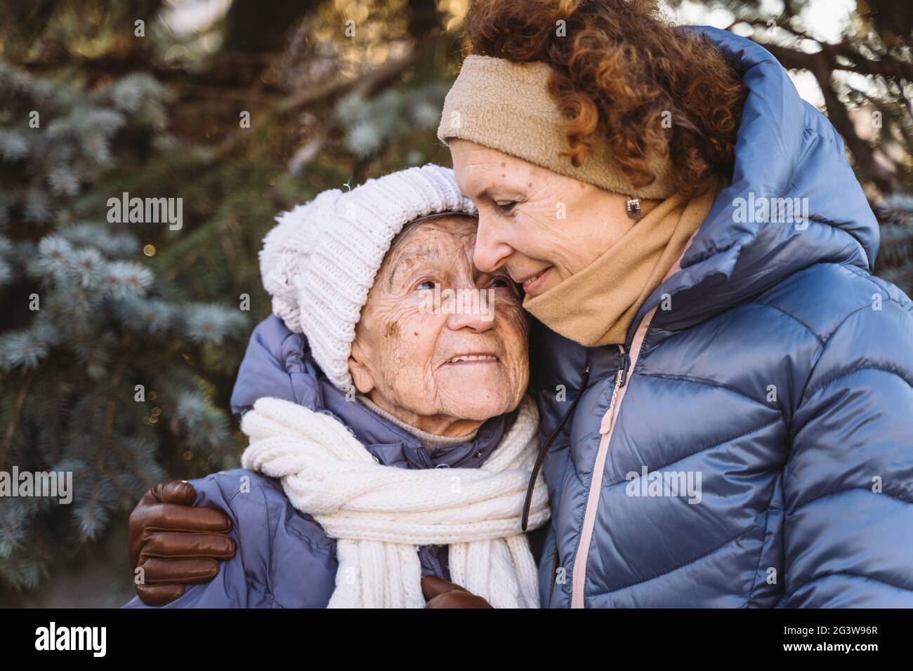 Maternità. Tema importanza visitare e trascorrere il tempo con i genitori single anziani durante le vacanze. Mamma anziana e figlia matura Foto Stock