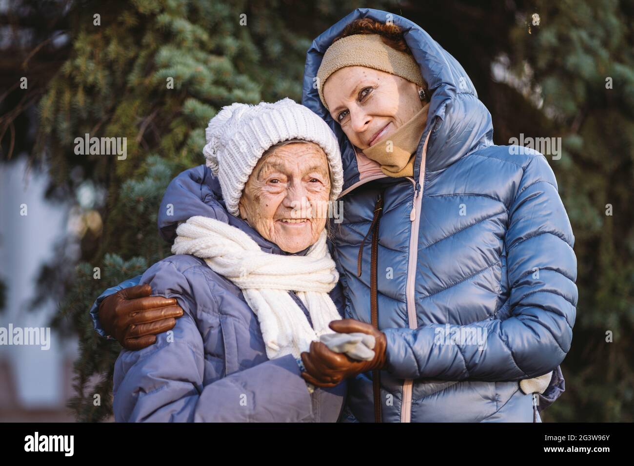 Maternità. Tema importanza visitare e trascorrere il tempo con i genitori single anziani durante le vacanze. Mamma anziana e figlia matura Foto Stock