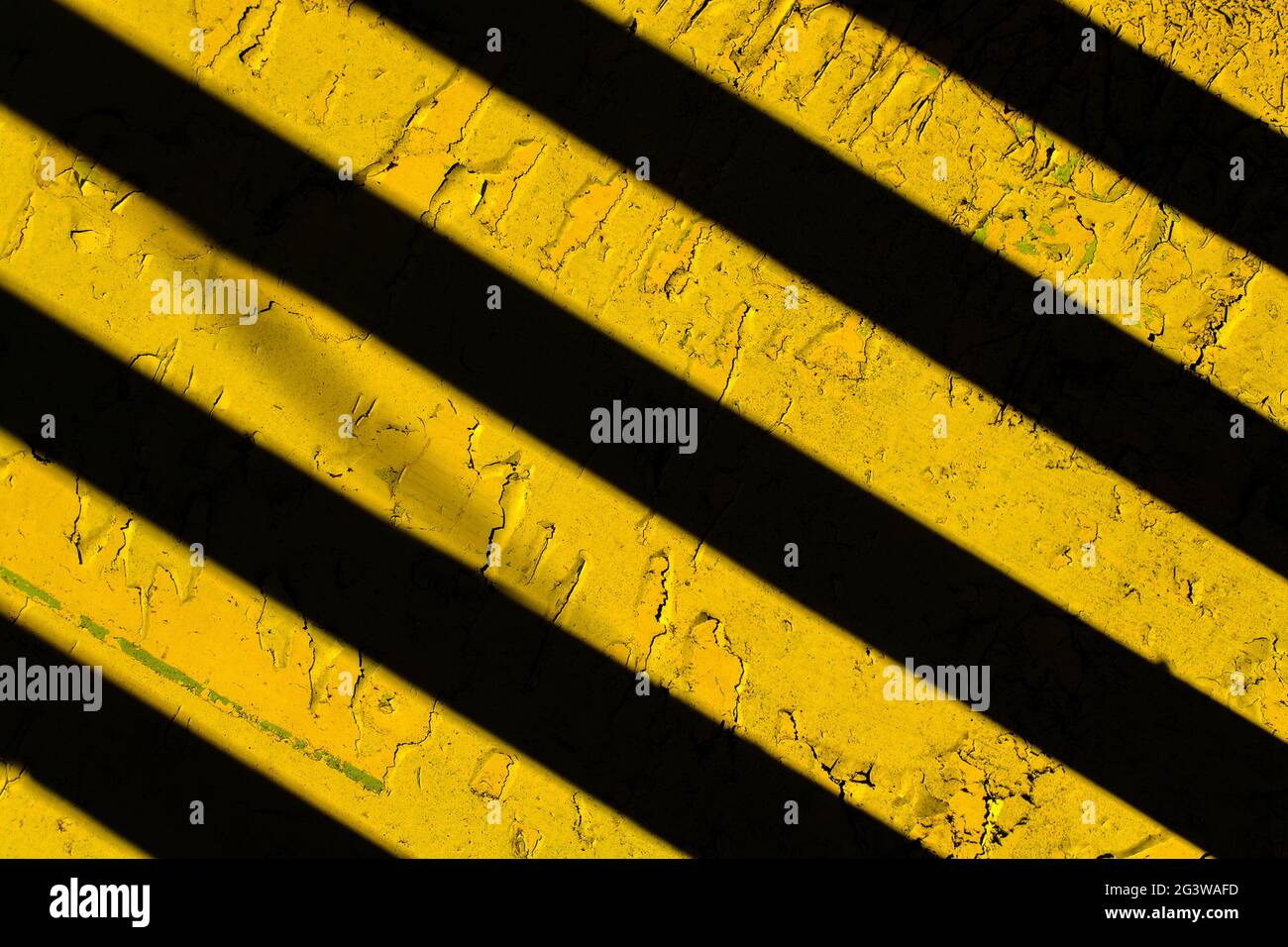 Sfondo giallo con strisce diagonali nere. Foto Stock