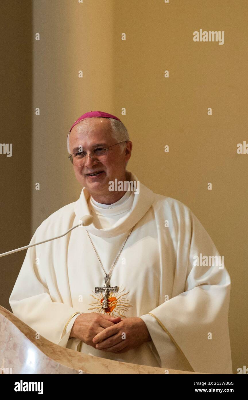 Roma, Italia. 18 giugno 2021: Mons. Claudio Giuliodori, durante la messa della solennità del Sacro cuore di Gesù, Chiesa Centrale dell'Università Cattolica di Roma. Credit: Independent Photo Agency Srl/Alamy Live News Foto Stock