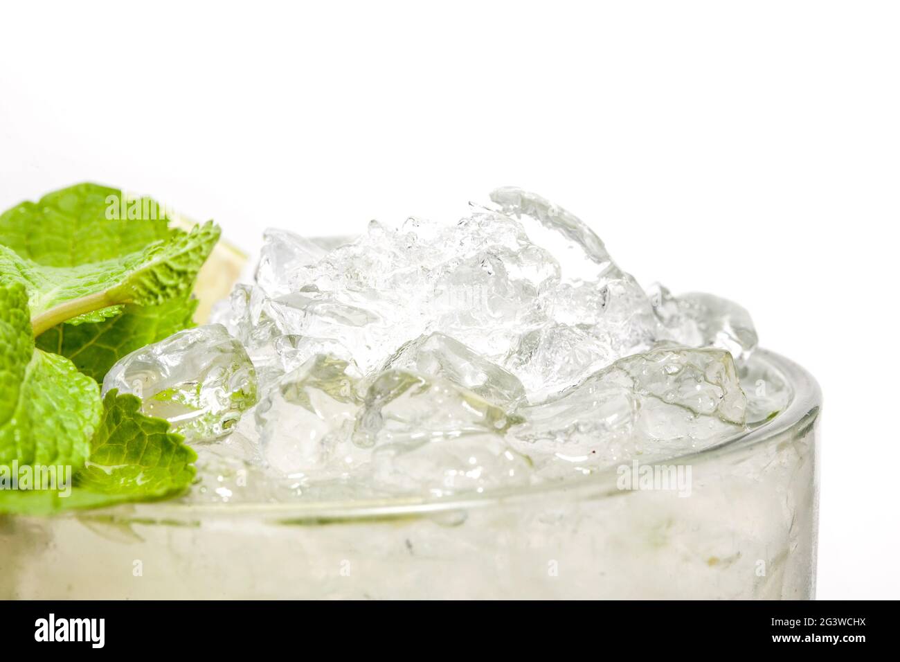 Cocktail - mojito alcolico: Sciroppo, lime, menta, rum cubano, ghiaccio. Cocktail alcolico in un bicchiere su sfondo bianco. Isolato. R Foto Stock