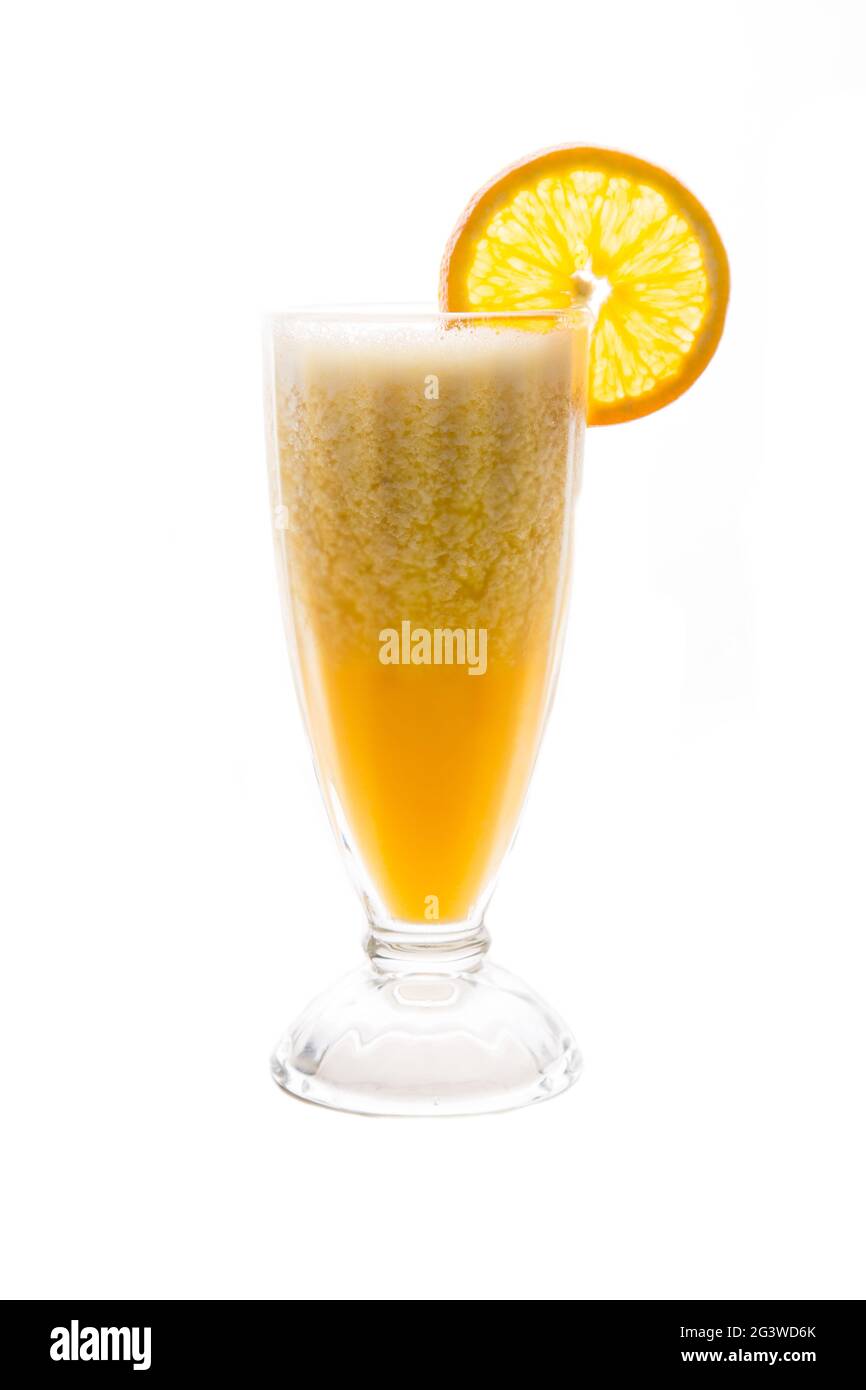 Cocktail al limone con limone appena spremuto e sciroppo in un bicchiere trasparente con gocce d'acqua. Limonata sana e casalinga. ISO Foto Stock