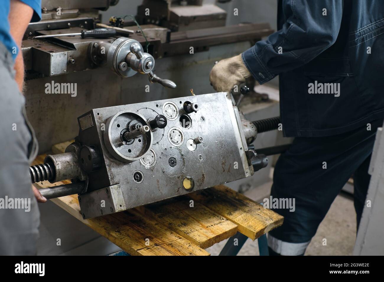 Prevenzione e manutenzione di macchine utensili in officina. Foto Stock