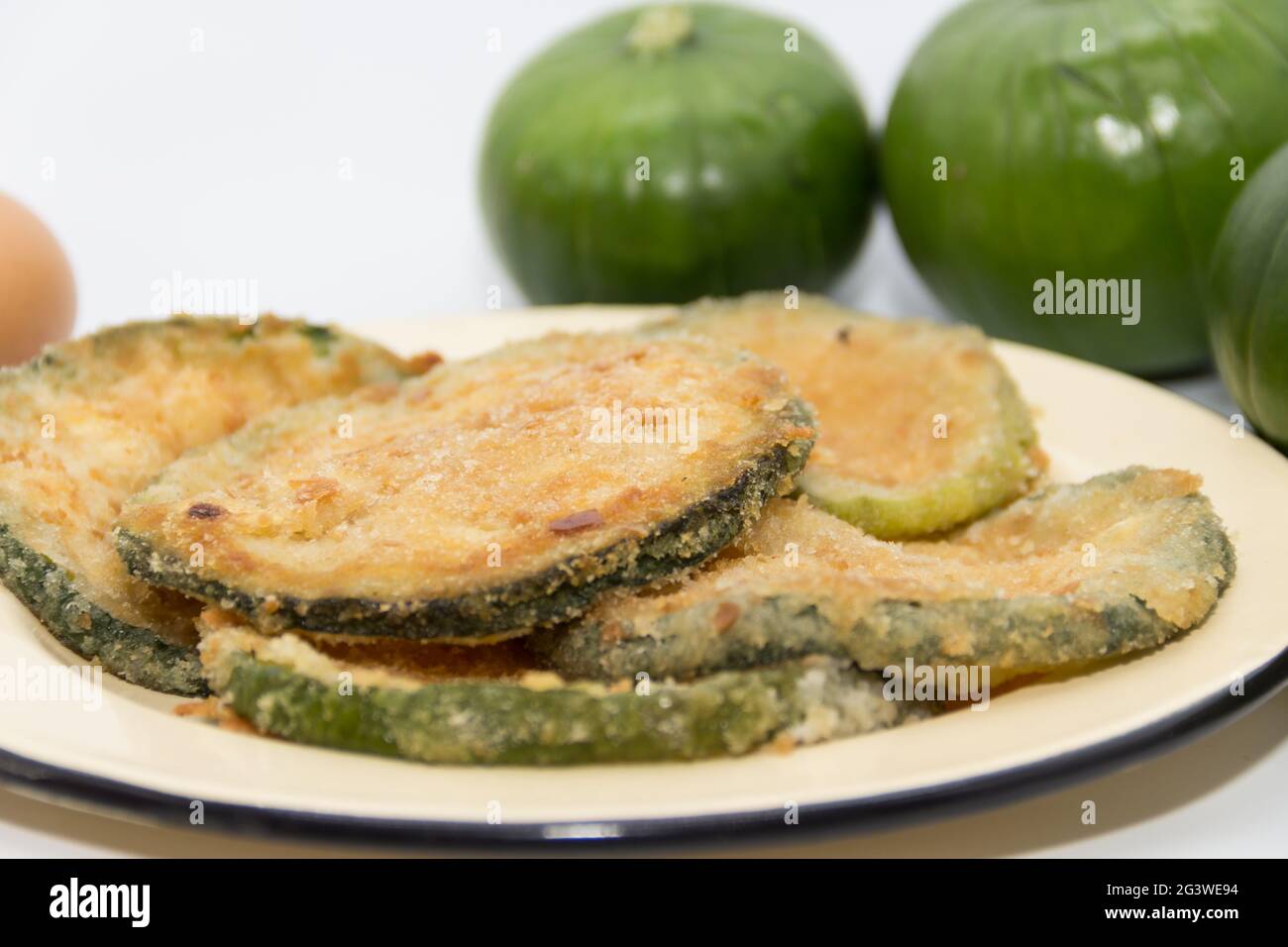 Zucchine di tronco in milanesi al forno o fritte, cucina argentina Foto Stock