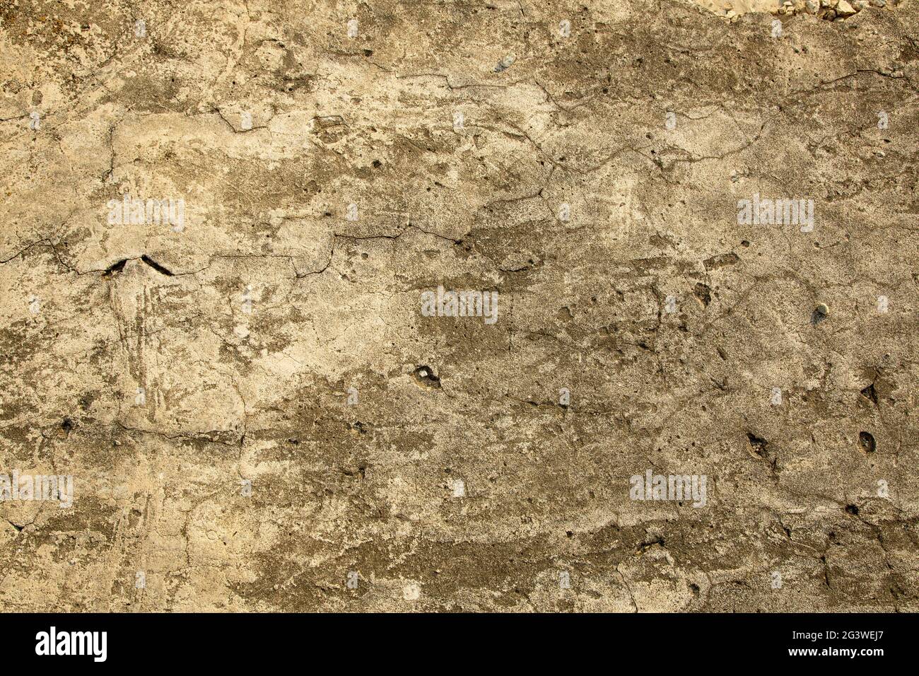Varie texture e texture di pietra. Lo sfondo è una struttura di pietra. Vecchio muro beige. Parete incrinata, sbriciolamento. Foto Stock