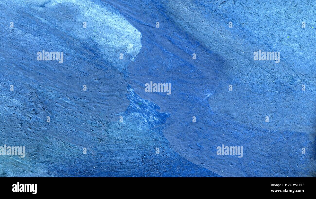 Sfondo blu denso di colori eterogenei con macchie e sbavature. Primo piano della superficie di pannelli verniciati, materiali di finitura o decorativi p Foto Stock