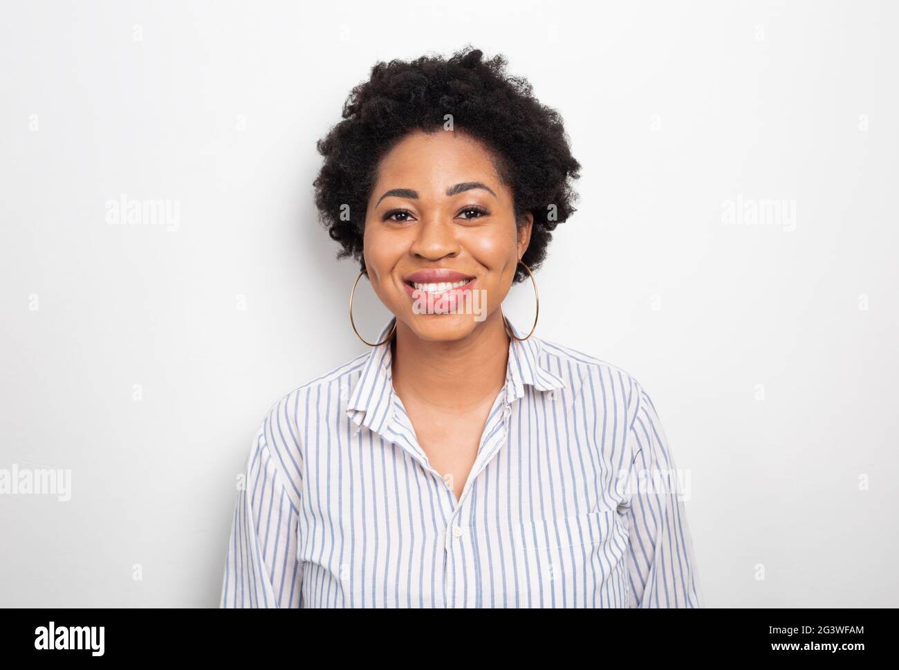 Ritratto di una giovane afroamericana sorridente. Happy business nero femmina su sfondo bianco. Foto Stock