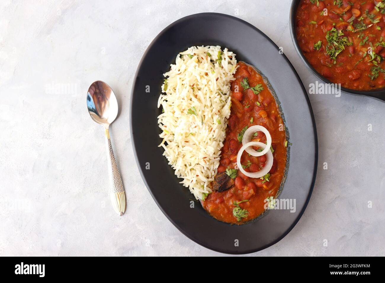 Rajma Chawal è un alimento popolare dell'India del nord. Raja è un fagiolo rosso cotto con cipolle, pomodori e una speciale miscela di spezie. Foto Stock