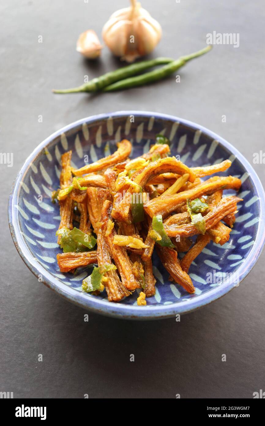 Anatra secca di Bombay fritta con peperoncino e aglio. Dried Bombay anatra masala. Conosciuto anche come suke bombil masala in Marathi. Chutney di bombil essiccato. Foto Stock