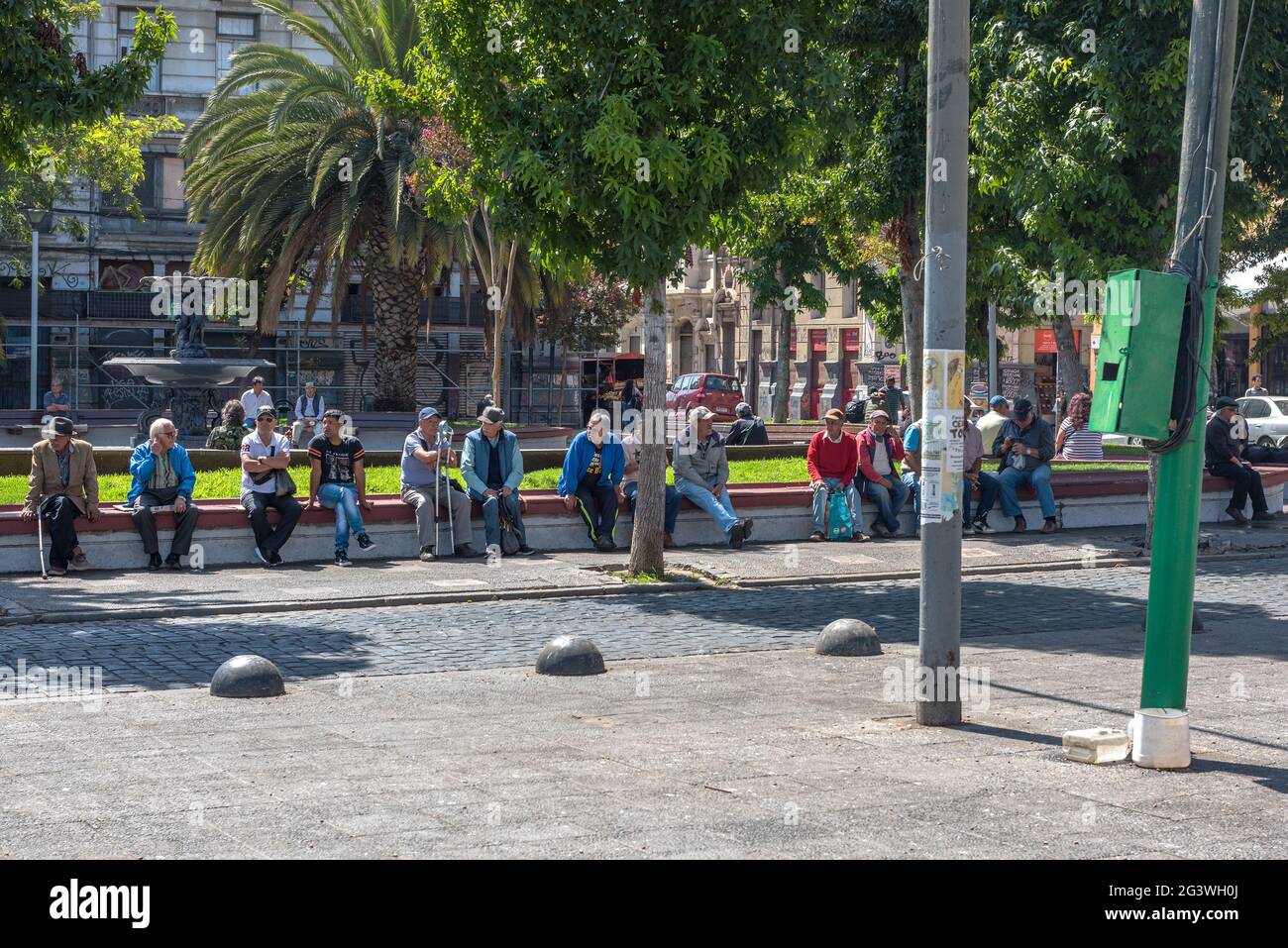 Uomini su una panchina in Piazza Echaurren a Valparaiso, Cile Foto Stock