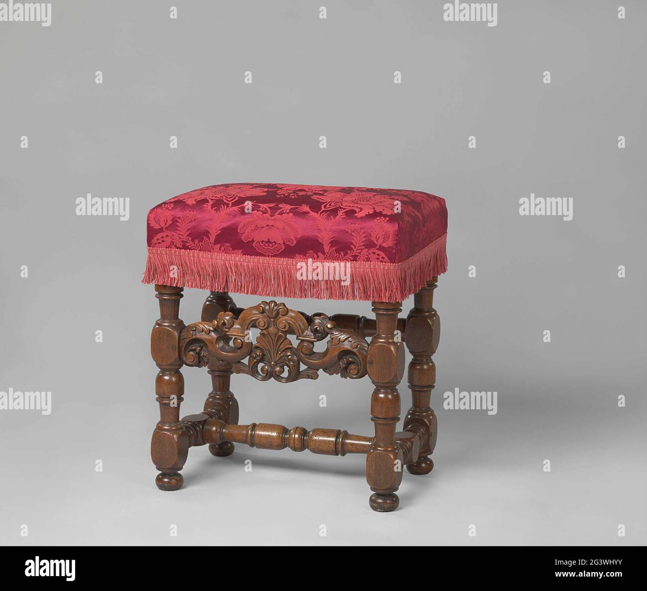 Tabù con seduta rivestita, poggiante su gambe collegate da una croce ad H. Processo aperto con Palm con volute e foglio di Acanthus. Taboeret Van Notenhout. È coperto e riposa sulle gambe, che, così come la croce a forma di H e gli sport posteriori, mostrano la casa e l'articolazione. Il piatto per lo sport medio ha un palmo aperto con volute S rotte con foglia di acanto fiancheggiata. Foto Stock