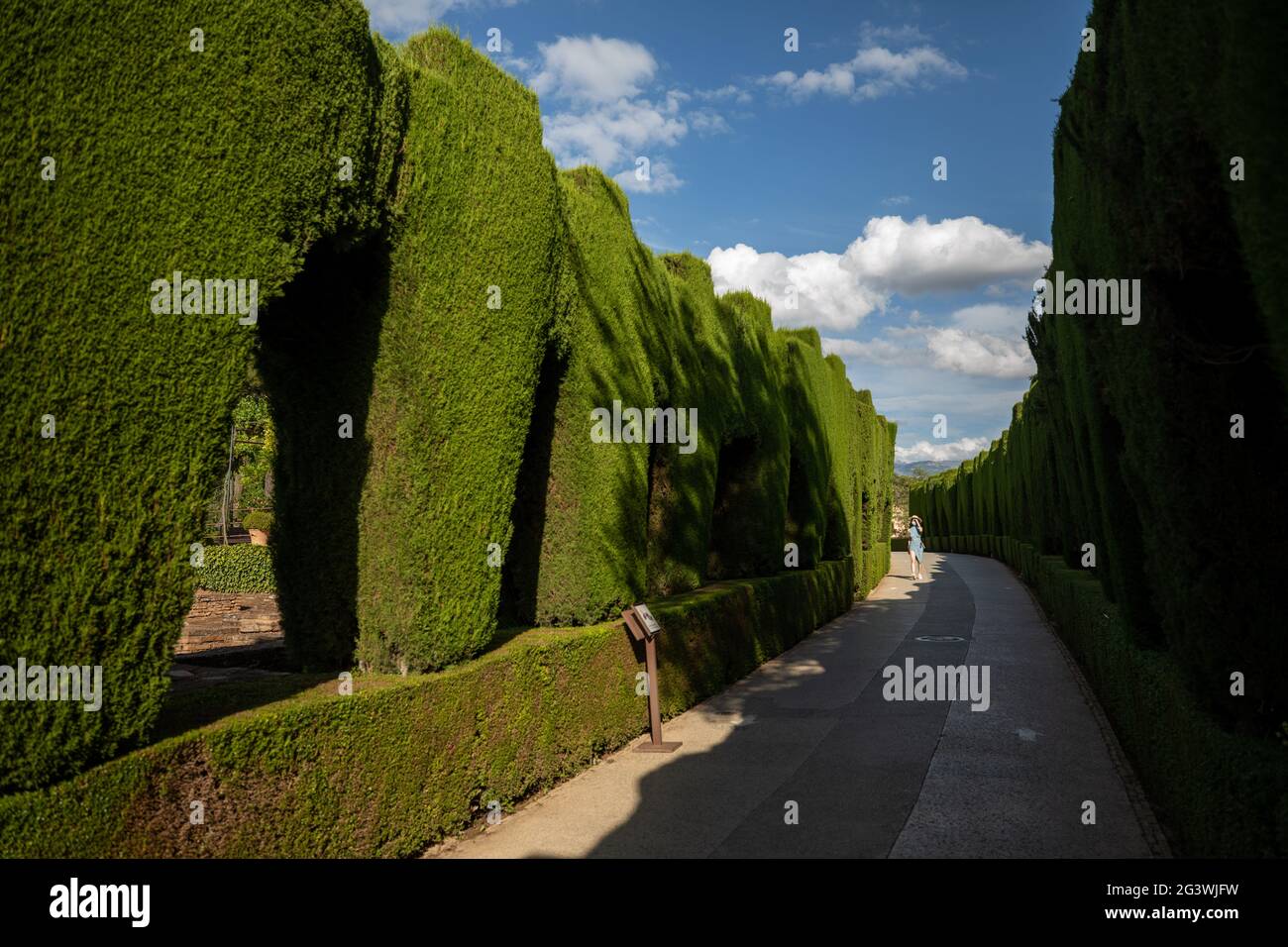 Granada, Spagna. 17 Giugno 2021. Una donna visita il Palazzo dell'Alhambra a Granada, Spagna, 17 giugno 2021. L'Alhambra Palace è un complesso di fortezza situato a Granada, Andalusia, Spagna. È stata iscritta nel patrimonio mondiale dell'UNESCO nel 1984. Credit: Meng Dingbo/Xinhua/Alamy Live News Foto Stock