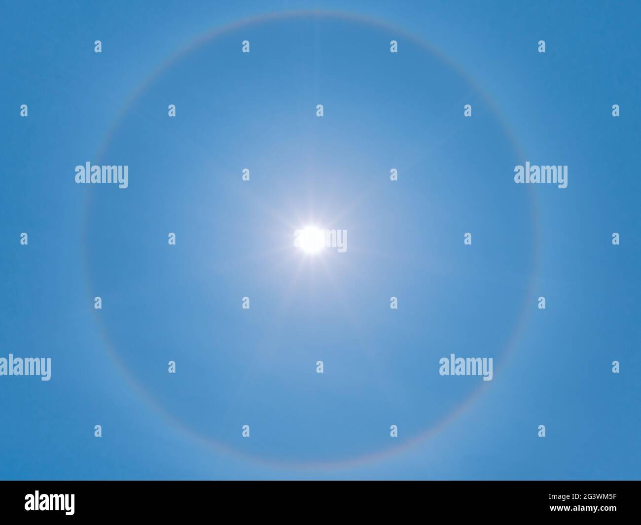 Foto di un alone di sole su un cielo blu chiaro Foto Stock